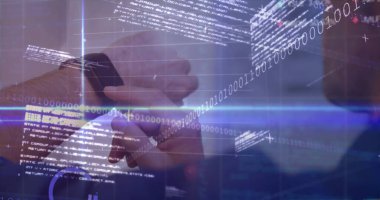 Kafkasyalı iş adamının ukalalık kullanarak dikiz aynasından borsa veri işleme görüntüsü. Küresel ekonomi ve iş teknolojisi kavramı