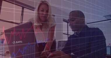 Ofiste tartışan çeşitli erkek ve kadın meslektaşlar hakkında istatistiksel veri işleme. İş analizleri ve veri teknolojisi kavramı