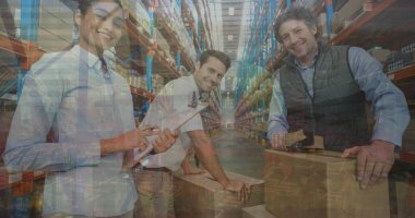 Depoda çalışan çeşitli erkek ve kadın yöneticilerin veri işleme görüntüsü. Lojistik işi ve teknoloji konsepti