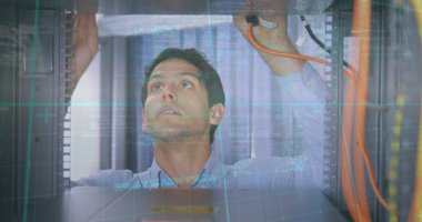 Bilgisayar sunucu odasında çalışan beyaz erkek mühendis üzerinde veri işleme. İş veri depolama teknolojisi kavramı