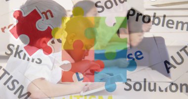 Çeşitli tabletli çocuklar üzerine renkli bulmaca ve otizm metinleri. Otizm farkındalık ayı ve çocuk sağlığı konsepti dijital olarak oluşturulmuş imaj.