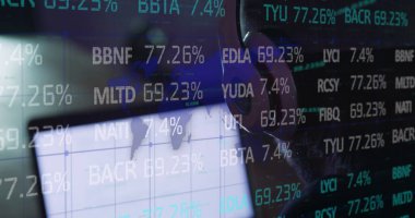 Ofisteki dizüstü bilgisayarla beyaz iş adamının veri işleme görüntüsü. Küresel iş ve dijital arayüz kavramı dijital olarak oluşturulmuş görüntü.