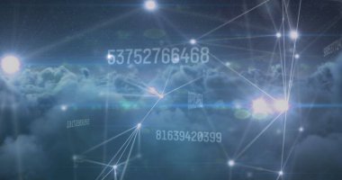 Sayıları değiştirmenin ve gökyüzündeki kara bulutlara karşı parlayan bağlantı ağının görüntüsü. Küresel ağ ve iş teknolojisi kavramı