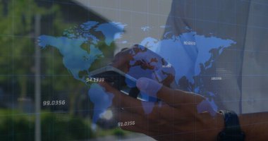 VR kulaklık kullanan çift üzerindeki dünya haritası ve noktalar. Küresel spor ve rekabet konsepti dijital olarak oluşturulmuş görüntü.