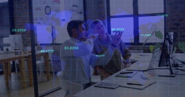 Dünya haritasında iki farklı erkek mühendisle bir araba modeli üzerinde tartışan rakamların görüntüsü. Küresel iş ve mimari mühendislik teknolojisi kavramı