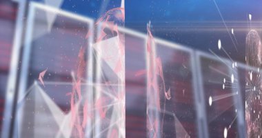 Bilgisayar sunucuları üzerinden küresel ağ ve veri işleme ile soyut şekillerin görüntüsü. İş, küresel iletişim ve dijital arayüz kavramı dijital olarak oluşturulmuş görüntü.