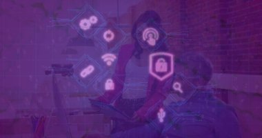 Spor ceketli Asyalı kadın ve ofisteki adam tarafından tabletteki siber güvenliği konuşmak, güvenlik simgeleri. Teknoloji, takım çalışması, işbirliği, dijital, profesyonel, modern, yenilik