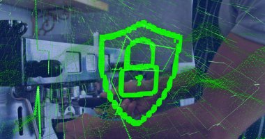 Güvenlik kilidi ve kahve makinesiyle Kafkasyalı baristanın üzerindeki yeşil ışık izleri. Siber güvenlik ve iş teknolojisi kavramı