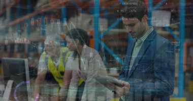 Depoda dijital tablet kullanan beyaz erkek yöneticilerin veri işleme görüntüsü. Lojistik işi ve teknoloji konsepti