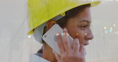 Akıllı telefondan konuşan kadın mimarın istatistiksel veri işleme görüntüsü. Modern mimari ve iş veri teknolojisi kavramı