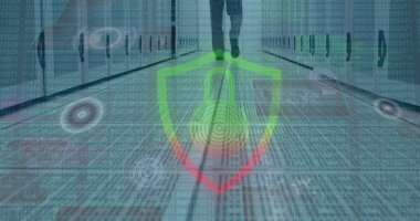 Veri işleme ve asma kilit simgesi görüntüsü sunucu odasındaki beyaz iş adamının üzerinde. Küresel teknoloji, bilgisayar ve dijital arayüz kavramı dijital olarak oluşturulmuş görüntü.