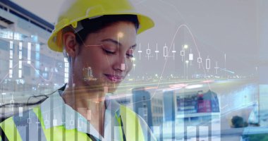 Gece şehir trafiğine karşı kadın mimarın istatistiksel veri işleme görüntüsü. Modern mimari ve iş veri teknolojisi kavramı