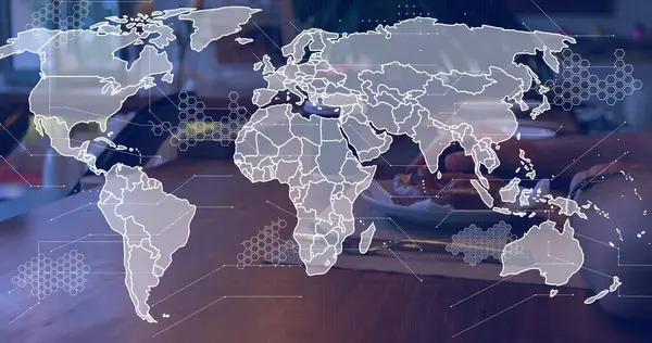Kafedeki insanların üzerindeki dünya haritası. Küresel bağlantılar, veri işleme ve dijital arayüz konsepti dijital olarak oluşturulmuş resim.