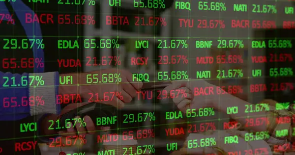 Borsa veri işleme görüntüsü kredi kartıyla ödeme yapan bir kadın hakkında. Küresel ekonomi ve iş teknolojisi kavramı