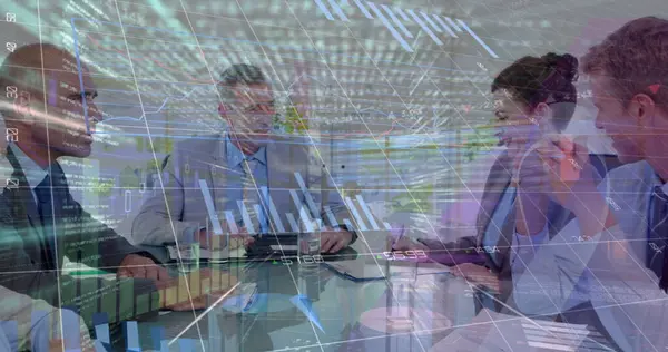 Toplantıda farklı iş adamlarının veri işleme görüntüsü. küresel iş ve dijital arayüz kavramı dijital olarak oluşturulmuş görüntü.