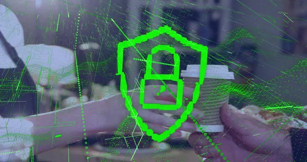 Pikselleştirilmiş asma kilit kalkanını, kahve fincanının kapağıyla, veri hatlarıyla değiş tokuş yapan ellerin üzerine yerleştiriyorum. Siber güvenlik, koruma, dijital, ağ, işbirliği, profesyonel, teknoloji.