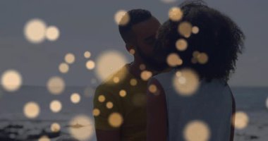 Eğlence çifti, Rocky Shore 'da romantik öpüşme için kilo değiştiriyor ve animasyon bokeh drift yapıyor. Romantizm, samimiyet, bağlantı, dinginlik, sevgi, manzara, rüya gibi