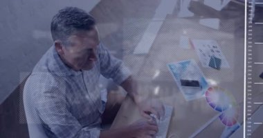 Olgun adam klavyeyi yazıyor ve dünya haritası ve grafikleriyle veri gösterge panelini çalıştırıyor. Veri görselleştirme, analitik, teknoloji, profesyonel, dijital arayüz, girişim, yenilik