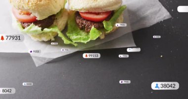 Durakladıktan sonra, dijital rozetler hamburgerlerin etrafında sürüklenir, büyür ve zayıflar, bağlılıklarını gösterirler. Fast food, gurme, minimalizm, dijital arayüz, teknoloji, modern markalaşma