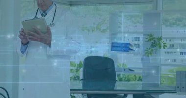 Doktor kliniğe giriyor ve dijital tableti tıkırdatıyor, hasta verilerini incelemek için örtüler oluşturuyor. Tıbbi, teknoloji, yenilik, profesyonel, geleceksel, sağlık, analitik