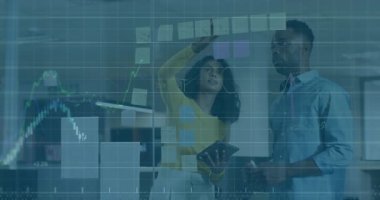 Borsa örtüşürken ve iş toplantısında akranları kafa sallarken bir kadın güvertede notları ayarlıyor. İşbirliği, analitik, beyin fırtınası, yenilik, profesyonellik, veri görselleştirme, strateji