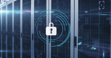 Kamera sunucu raflarını gösteriyor, tarama hatlarını örtüyor, HUD daireler çiziyor, asma kilit etkinleştiriliyor. Teknoloji, siber güvenlik, veri, ağ oluşturma, dijital, geleceksel, şifreleme