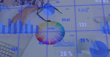 Olgun erkek ellerini dizüstü bilgisayara koyuyor iş verilerini gözden geçiriyor, çizelgeleri güncelliyor. Analizler, çalışma alanı, dijital, bilgi, profesyonel, teknoloji, verimlilik