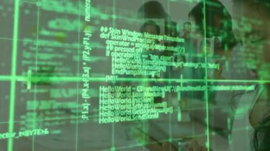 Yeşil kod şebekesi belirsiz, takım işbirliği, kadın geliştirici kaydırma tableti, ızgara çözücü. Teknoloji, takım çalışması, yenilik, modern, dijital, veri, işbirliği