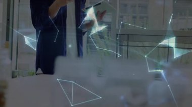 Teknoloji uzmanı el kaldırıyor ve cihaz ekranlarına dokunuyor, holografik haritayı üç boyutlu küreye çeviriyor. Güçlendirme, yenilik, dijital etkileşim, fütüristik, işbirliği, iş dünyası, modern