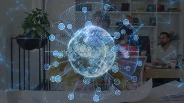 Holografik küreyi döndürürken ve teknoloji tasarımı için ikonları gruplandırırken, tasarımcı çalışma masasını tıkırdatıyor. Teknoloji, işbirliği, yenilik, fütüristik, yaratıcı, dijital, çalışma alanı