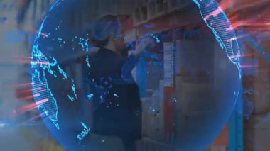 Dijital küresel dönüşümlü silme işlemi, depo yöneticisinin stok kontrolü için kutuyu kaldırdığını gösteriyor. Teknoloji, lojistik, envanter, sanayi, tedarik zinciri, veri görselleştirme, operasyonel