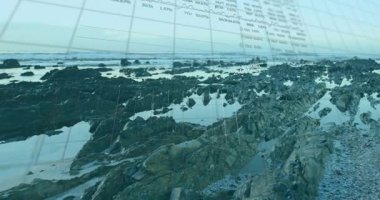 Izgara zayıflıyor, yüzen sütunlar, grafik çizimi, yükselen çubuklar, piyasa verilerini göstermek için dönen halkalar. Kıyı, bilimsel, modern, analitik, teknoloji, denizcilik, veri görselleştirme