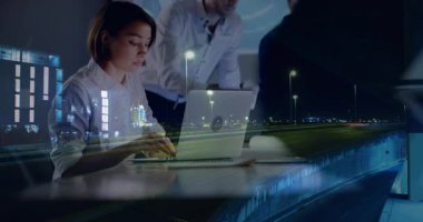 Toplantının zamanlaması, çalışma arkadaşlarının pist tıkırtısı ve tablet araklaması, verileri analiz etmesi. Profesyonel, işbirliği, yenilik, teknoloji, beyin fırtınası, modern, iletişim