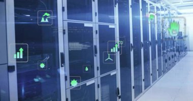 Sunucu raflarında kod kaydırma ile beliren simgeler, karbon verilerini güncelleyen ve vurgulayan numaralar. Teknoloji, sürdürülebilirlik, veri analizi, yeşil enerji, dijital altyapı, eko verimlilik, yenilik