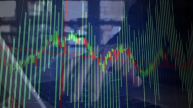 Finansal analist akıllı telefonu dinliyor ve izleme için dizüstü bilgisayarı ayarlıyor. Finans, teknoloji, veri, analiz, iş, yatırım, dijital