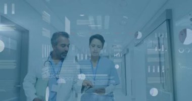 Doktor olarak tableti aşıran hemşire yüzen dosyalarla koridorda yürürken tıbbi verilere işaret ediyor. Tıbbi, teknoloji, profesyonel, sağlık hizmetleri, modern, tanı, işbirliği