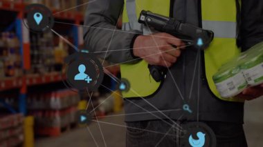 Dijital envanter simgeleri canlanırken depo çalışanı tarayıcıya basıyor ve yeşil kutuları tarıyor. Lojistik, tedarik zinciri, otomasyon, endüstriyel, verimlilik, teknoloji, endüstriyel tasarım