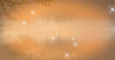 Günbatımında sağlık tanıtımı için kareye giren ve dalgalı parıltıların altında bankta oturan çift. Romantik, dinginlik, alacakaranlık, sükunet, siluet, doğa, huzur