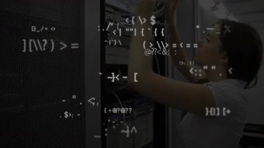 Kadın teknisyen soluk kod sembollerini genişletirken test kablolarını takıyor. Teknoloji, veri merkezi, ağ altyapısı, siber güvenlik, veri akışı, dijital, bağlantı