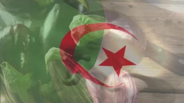 Başlıyor, Cezayir bayrağı sallanıyor ve sebze kasesinin üzerinde soluyor. Mutfağı renklendiriyor. Vatansever, kültürel, zanaatkar, kırsal, besleyici, taze, gelenek