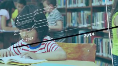 Zaman akışını göstermek için dijital zaman çizelgesiyle kütüphanedeki ahşap masada okuyan kız. Eğitim, geliştirme, teknoloji, zaman çizelgesi, odaklanma, öğrenme, yenilik