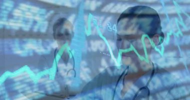 Tablet verilerini inceleyen ve animasyon çizelgesini panoya yazan bir meslektaş olarak gösteren bir doktor. Tıbbi, sağlık, analiz, işbirliği, dijital, klinik, profesyonel