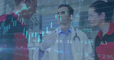 Doktor el kaldırma kliniği dışında konuşuyor, sağlık görevlileri tablet kullanıyor, dosyalar numaralara kayıyor. İşbirliği, takım çalışması, sağlık hizmetleri, tıbbi, modern, analiz, iletişim