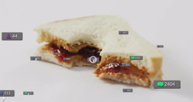 Beyaz yüzey simgelerinin üzerinde dinlenen, kaybolan, yükselen, çarpışma gösteren sandviçler. Dijital, sosyal, katılım, modern, etkileşimli, minimalist, teknoloji