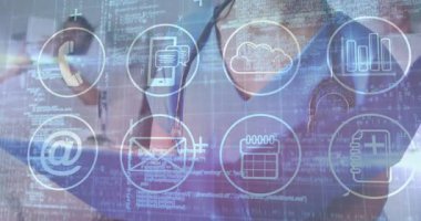 Kadın doktor telefon ikonunu dinliyor ve sonra tıbbi randevular için takvim simgesini seçiyor. Sağlık, teletıp, dijital sağlık, fütüristik, profesyonel, teknoloji, yenilik