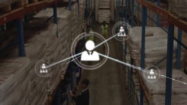 Lojistik müdürü, malzeme zinciri bağlantılarını gösteren ağ simgelerini etkinleştirerek depodaki çuvalları tarıyor. Tedarik zinciri, envanter, lojistik, sanayi, bağlantı, dijital, organizasyon