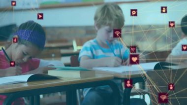 Kamera görüntüleri, eğitim öğrencilerinin masalarda yazı yazdığını ve sürüklenen ağ simgeleri oluşturduğunu gösteriyor. Sınıf arkadaşları, öğrenme, odaklanma, konsantrasyon, işbirliği, gençlik, eğitim