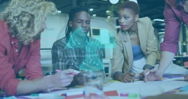 Kıvırcık tasarımcı çizimlere işaret koyuyor holografik çizelgeler çiziyor takım planlama adımlarını yönlendiriyor. İşbirliği, yenilik, beyin fırtınası, teknoloji, takım çalışması, modern, yaratıcı