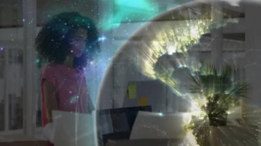 Ofisteki teknolojik veri görselleştirmesi için dijital dünya hologramını başlatan masanın arkasında duran kadın. Gelecek, teknoloji, yenilik, analitik, bağlantı, modern, profesyonel