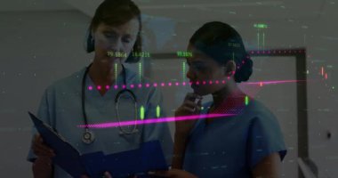 Hastane koridorunda iki klinik personeli pano verilerini inceliyor ve şamdan çizelgelerini aktifleştiriyor. Tıbbi, analitik, profesyonel, sağlık, dijital, klinik, veri